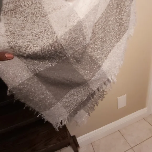 Oversized grey & white Scarf - Picture 10 of 13
